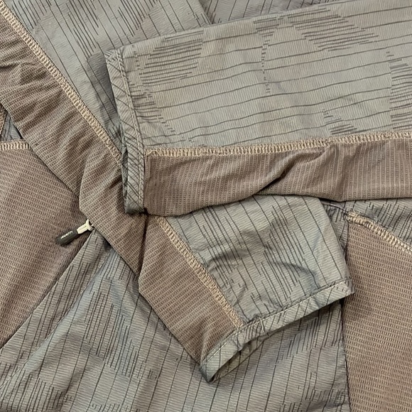 SIZE 6 Lululemon Windbreaker - Picture 12 of 12